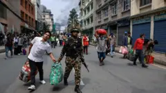 जेन जी आन्दोलनपछिको अव्यवस्थाका बीच भाग्न लागेका कैदीबन्दीलाई फर्काउँदै सुरक्षाकर्मी