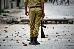 போலீசாருக்கும், வன்முறையாளர்களுக்கும் மோதல்