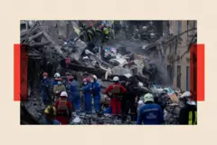Los equipos de rescate buscan a personas bajo los escombros de un edificio de apartamentos destruido por un ataque con misiles rusos en Kyiv.
