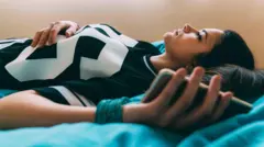 ‌ओछ्यानमा पल्टिरहेकी उदास युवती
