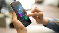 Duas mãos seguram celular mostrando tela de chatbot de IA