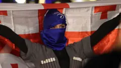 Танцовщица на проевропейском протесте в Тбилиси с флагом Грузии. 21 декабря 2024 года 