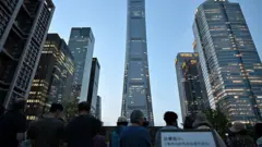 中國尊附近圍觀的民眾