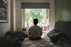 Mulher solitária em quarto
