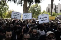 مجموعة كبيرة من البدو يرفعون لافتات كُتب عليها "قُرانا العربية قلب النقب الصامد" و "نعم للاعتراف بقرية السر" و "هدموا البيت بس ما بيهدموا الإرادة"، وذلك في إطار تظاهرة لآلاف البدو أمام "هيئة تنمية واستيطان بدو النقب" في مدينة بئر السبع، احتجاجاً على سياسات الهدم التي تنتهجها الحكومة الإسرائيلية ضد العرب. 29 مايو/أيار 2025.