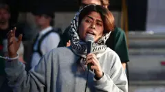 ريما حسن، المحامية الفرنسية الفلسطينية وعضو البرلمان الأوروبي تتحدث إلى المتظاهرين خلال تجمع تضامني معها في ساحة الجمهورية بباريس عقب ترحيل إسرائيل لها