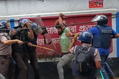 মঙ্গলবার ঢাকা আলিয়া মাদ্রাসায় ছাত্রদল ও শিবিরের মধ্যে সংঘর্ষের ঘটনা ঘটে