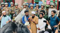 ঢাকায় প্রথম আলো কার্যালয়ের সামনে বিক্ষোভকারীরা (সোমবারের ছবি)