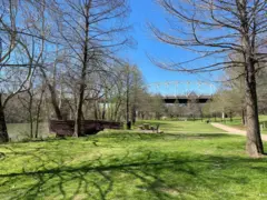 Parque verde com ponte ao fundo