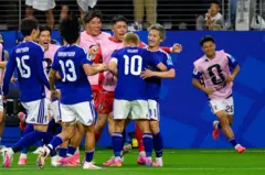 Jogadores japoneses comemorando