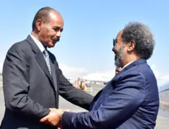 ፕረዚደንት ሶማልያ ናብ ኣስመራ ኣብ ዝኣተወሉ ፕረዚደንት ኢሳይያስ እናተቐበሎ፡ ጥሪ 8