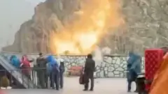 برخی کوهنوردانی که بامداد بارانی روز پنجشنبه ۱ آذر، به توچال رفته بودند تصاویری از برخورد صاعقه با ایستگاه دوم تله‌کابین توچال را در شبکه‌های اجتماعی منتشر کرده‌اند.
