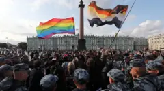 Moskova'da bir gösteri ve lgbt sembolü gökkuşağı bayrağı