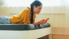 携帯電話を見ている若い男