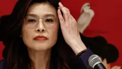 鄭麗文在「鄭習會」後北京新聞發佈會現場，神情嚴肅，左手撥弄頭髮（10/4/2026）