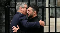 Кир Стармер обнимает Владимира Зеленского