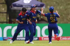 अस्ट्रेलियाको विकेट लिएपछि खुसी मनाउँदै नेपाली यू-१९ महिला क्रिकेट टोली