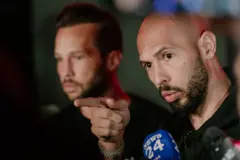 Andrew Tate falando com a imprensa em março de 2025 na Romênia