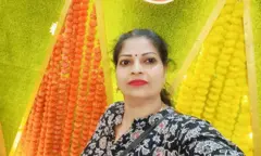Madhavi sanye da janbaki ta tsaya a wajen wani taro