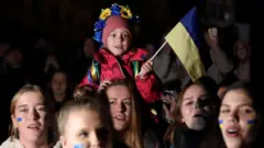 Pipo celebrate for central Kyiv afta Russia comot from Kherson