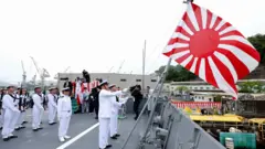 2026年5月21日，在長崎三菱重工（MHI）船廠暨機械廠舉行的日本海上自衛隊接艦儀式及自衛艦授旗儀式上，海自成員於最上級匿蹤護衛艦「名取號」上升起軍艦旗。