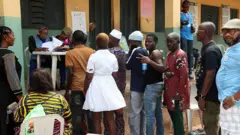 E mere ntuliaka n'okpuru ọchịchị iri abụọ na kansụl ime obodo iri atọ na asaa dị na Legọs