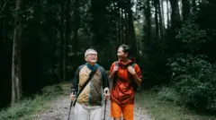 Homens caminhando na floresta