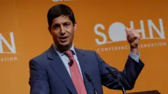 Kevin Warsh habla en un podio
