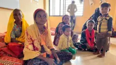 ভারতের গুজরাটে উপকূলীয় এলাকা থেকে বাসিন্দাদের সরিয়ে নেয়া হয়েছে