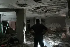 خلال عمليات بحث رجال الإنقاذ عن ناجين في موقع الغارة الجوية الإسرائيلية التي استهدفت مبنى سكنياً في حي حارة حريك بالضاحية الجنوبية لبيروت، في 23 نوفمبر/تشرين الثاني 2025.