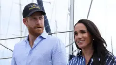 O príncipe Harry e Meghan, duque e duquesa de Sussex, desembarcam após navegar pelo porto de Sydney com veteranos da comunidade Invictus Australia, em Sydney, na Austrália.