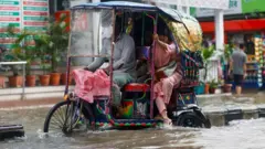 সকাল থেকে প্রবল বৃষ্টি আর জলাবদ্ধতার কারণে ঢাকায় কাজে যাওয়ার পথে ভোগান্তিতে পড়েন বহু মানুষ