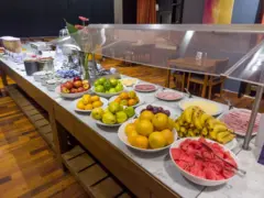 Mesa de buffet com frutas