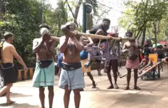 சபரி மலையில் டோலி சுமக்கும் தமிழ்நாடு தொழிலாளர்கள்
