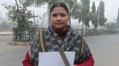 वीरगन्जमा कर्फ्यू लागेको बेला परीक्षा दिन पैदल जान लागेकी एक छात्रा नेहा यास्मिन