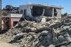 Casa em meio aos destroços