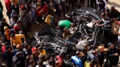 Un vehículo dañado tras el bombardeo israelí en Rafah