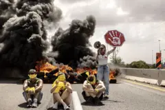 তেল আভিভের সড়কে বিক্ষোভ করছেন তিনজন পুরুষ ও একজন নারী 