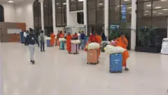 ගුවන් තොටුපලේ දී අත්අඩංගුවට ගත් හිමිවරුන්