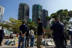 在宏福苑前的公园,一些市民正在献花。