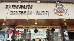 छत्तीसगडमधील अंबिकापूर शहरात महानगरपालिकेद्वारे चालवलं जाणारं गार्बेज कॅफे टाकाऊ प्लास्टिकच्या बदल्यात अन्न आणि नाश्ता पुरवतं.