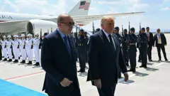 Erdoğan, Trump'ı havaalanında karşıladı, arkada uçak ve tören askerleri görülüyor