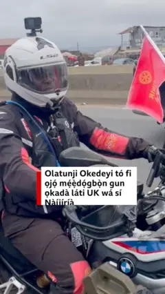 Olatunji Okedeyi wa lori alupupu rẹ, o wọ asọ dudu alamutan lati oke delẹ, o si de akẹtẹ sori