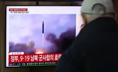 지난11월 22일 오전 서울역에서 시민들이 북한의 3차 군사정찰위성발사 관련 뉴스를 시청하고 있다