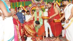 శ్రీశారదా పీఠం, స్వరూపానందేంద్ర స్వామి, వైఎస్ జగన్మోహన్ రెడ్డి, కేసీఆర్, చంద్రబాబు నాయుడు, టీడీపీ ప్రభుత్వం, వైసీపీ ప్రభుత్వం, విశాఖపట్నం, వైజాగ్, తిరుమల, టీటీడీ