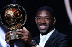 ኡስማን ደምበሌ የባለንዶር ዋንጫ ሲያነሳ