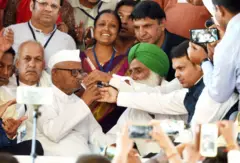 ਅੰਨਾ ਹਜ਼ਾਰੇ ਤੇ ਜਗਜੀਤ ਸਿੰਘ ਡੱਲੇਵਾਲ