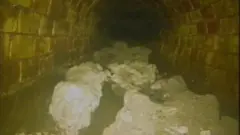 Fragmentos de um 'iceberg' de gordura encontrado nos esgotos de Londres em 2025