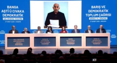 Basın toplantısında çok sayıda DEM Partili siyasetçi kürsüde otururken