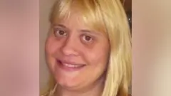 Зображення жінки зі світлим волоссям.